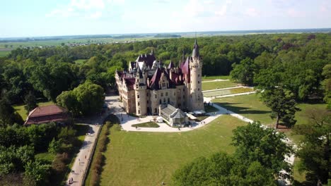 Alte-Polnische-Burg-Im-Dorf-Moszna,-Polen---Luftaufnahme-Einer-Drohne