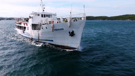 Ferry-Croata-Jadrolinija-Saliendo-Del-Puerto-De-La-Ciudad-De-Sibenik-En-Croacia