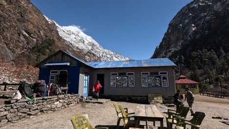 Berghotel-In-Einer-Metallhütte-Am-Fuße-Des-Bergs-Langtang-Lirung