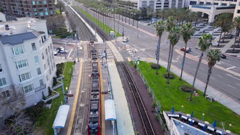 San-Diego-Trolley-Station-Und-Gleise-Im-Städtischen-Umfeld-Entlang-Harbor-Drive