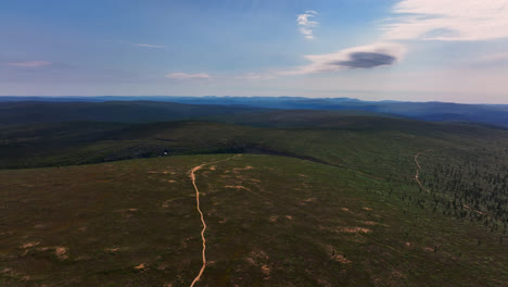 Wildnis-Des-Urho-Kekkonen-Nationalparks,-Sommertag-In-Finnland---Luftaufnahme