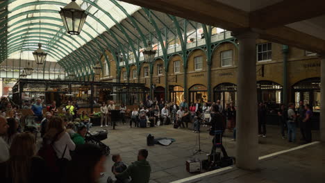 Busker-in-Covent-Garden-market,-London