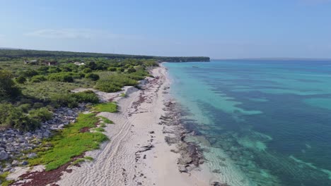 Malerischer-Drohnenflug-Entlang-Der-Karibischen-Küste-Mit-Türkisfarbenem-Meerwasser
