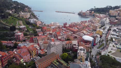 Toma-Aérea-De-Sestri-Levante,-Que-Captura-La-Colorida-Arquitectura-Y-La-Serena-Costa-Durante-El-Día