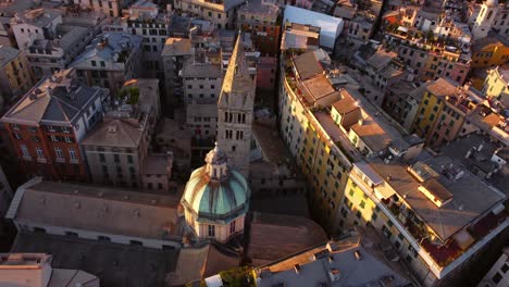 Genuas-Historisches-Zentrum-Bei-Sonnenuntergang-Mit-Warmem-Licht-Auf-Farbenfrohen-Gebäuden,-Luftaufnahme