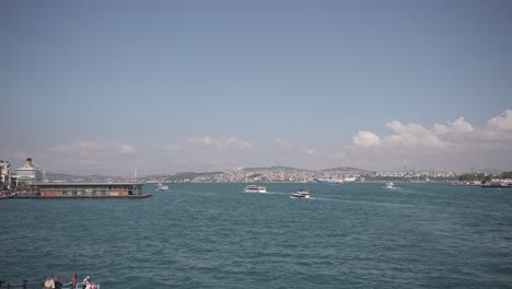 Schiffe,-Fähren,-Boote,-Historische-Gebäude-Im-Bosporus,-Istanbul,-Türkei