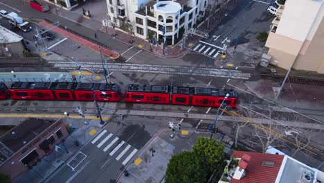 Roter-Trolley-Von-San-Diego,-Fahrt-Durch-Die-Innenstadt,-Luftaufnahme