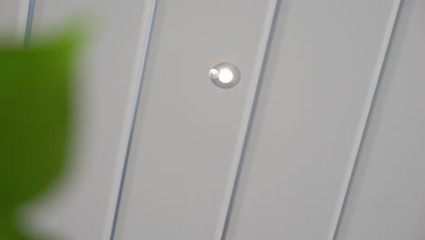 Langsame,-Aufschlussreiche-Aufnahme-Kleiner-LED-Downlights-In-Einer-Modernen-Villa-Küche