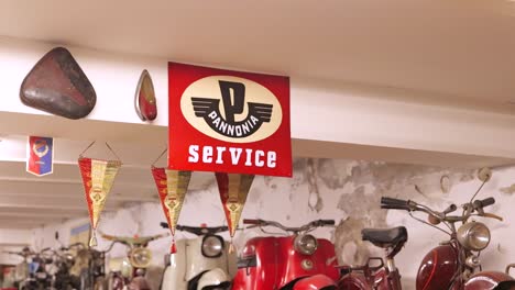 Panonia-Servicio-Banner-Y-Motos-Históricas-En-El-Museo-Del-Motor-En-Soltvadkert,-Hungría