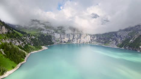 Drohnenflug-In-Richtung-Berglandschaft,-Luftaufnahme-über-Einem-Blauen-Oeschinensee,-Schweiz,-Europa