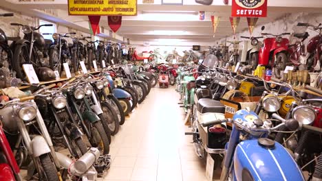 POV-En-Primera-Persona-Caminando-Por-Una-Fila-De-Motocicletas-Antiguas-Expuestas-En-Un-Museo