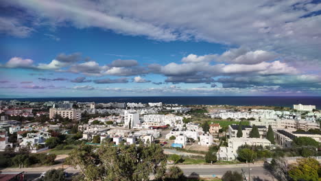 Vista-Panorámica-De-Protaras,-Chipre-Con-Edificios-Y-El-Mar.