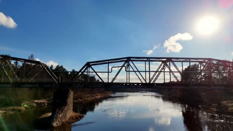 Eiserne-Fußgängerbrücke-über-Den-Fluss-Gauja-An-Einem-Sonnigen-Tag-In-Valmiera,-Lettland