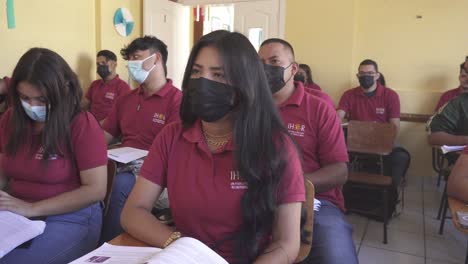 Junge-Schüler-Mit-Gesichtsmasken-Erhalten-Unterricht-In-Einem-Klassenzimmer-Einer-öffentlichen-Schule-In-Honduras