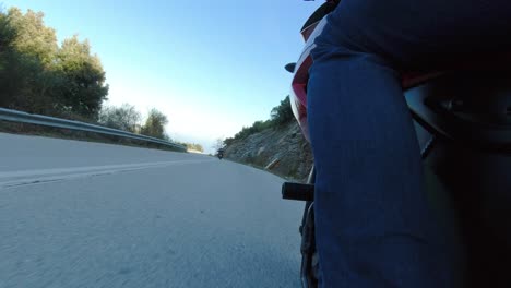 Motorradfahren-Auf-Kurviger-Bergstraße,-In-Kurven-Geneigt,-Blick-Von-Links-Hinter-Das-Bein-Des-Fahrers