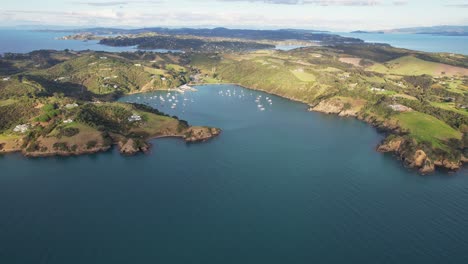 Pintoresca-Bahía-De-Matiatia-En-La-Isla-Waiheke,-Auckland,-Nueva-Zelanda---Toma-Aérea-De-Un-Dron