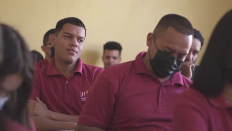 Honduranische-Schüler-In-Einem-Klassenzimmer-Einer-öffentlichen-Schule-In-Einem-Städtischen-Gebiet-In-Tegucigalpa,-Honduras