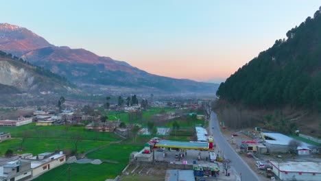 Luftaufnahme-Des-Sonnenaufgangs-Am-Morgen-über-Der-Stadt-Balakot-Im-Distrikt-Mansehra,-Pakistan