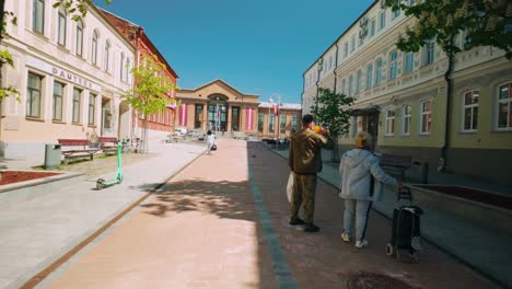 Calle-Comercial-Central-De-Riga-En-Daugavpils-Con-Estación-De-Tren-POV-Hacia-Delante