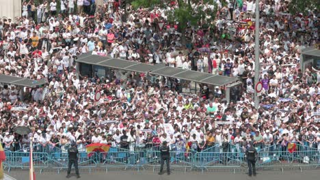 Se-Establecen-Medidas-De-Seguridad-En-La-Plaza-De-Cibeles-Mientras-Miles-De-Aficionados-Del-Real-Madrid-Se-Reunieron-Para-Celebrar-Con-Los-Jugadores-Del-Real-Madrid-El-36º-Título-De-La-Liga-Española-De-Fútbol,-El-Trofeo-De-La-Liga.