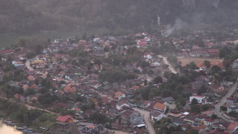 Toma-Aérea-De-Una-Aldea-Remota-En-La-Ciudad-Montañosa-De-Nong-Khiaw-En-Laos,-Sudeste-Asiático