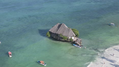 Küstenhütte-An-Der-Wunderschönen-Tropischen-Inselküste-Von-Sansibar,-Tansania,-Luftaufnahme