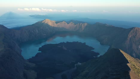 Mount-Rinjani-Bei-Wunderschönem-Sonnenaufgang,-Der-Zweithöchste-Vulkan-Indonesiens