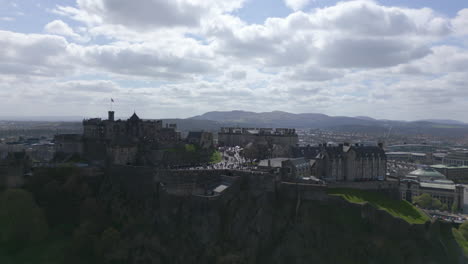 Luftaufnahme-Des-Edinburgh-Castle-Mit-Blick-Auf-Die-Stadt---Sonniger-Tag
