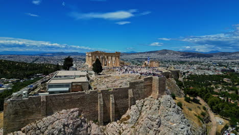 Aerial-view-around-the-Acropolis-hill-and-the-Parthenon,-in-sunny-Athens,-Greece