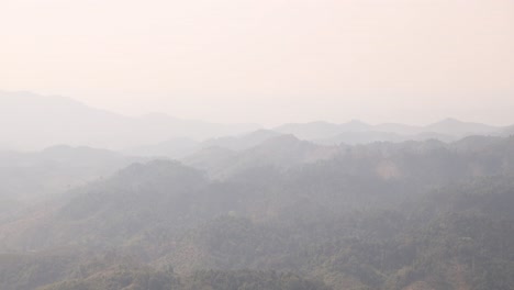 Dunstige-Aussicht-Auf-Die-Berge-Am-Nachmittag-In-Der-Bergstadt-Nong-Khiaw-In-Laos,-Südostasien