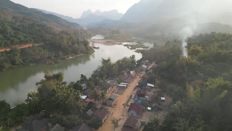 Drohnenaufnahme-Von-Rauch,-Der-Aus-Einem-Abgelegenen-Dorf-In-Der-Bergstadt-Nong-Khiaw-In-Laos,-Südostasien-Aufsteigt
