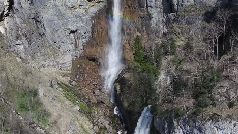 Las-Cascadas-De-Seerenbachfälle-Se-Encuentran-Cerca-Del-Pueblo-De-Betlis,-Cerca-De-Amden,-En-El-Cantón-Suizo-De-St.