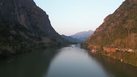 Drohnenschuss-über-Dem-Flusstal-In-Der-Bergstadt-Nong-Khiaw-In-Laos,-Südostasien
