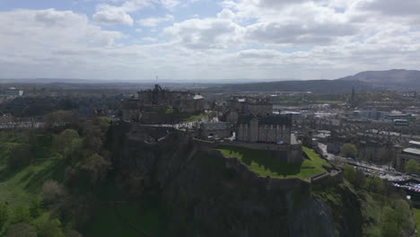 Einschaltaufnahme-Aus-Der-Luft-Von-Edinburgh-Castle,-Sanftes-Hineindrücken,-Sonniger-Tag