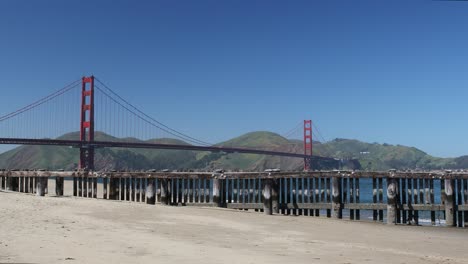 Vista-Panorámica-Del-Puente-Golden-Gate-Desde-La-Estación-Noaa-Y-La-Playa-Golden-Gate-Con-Cielos-Azules,-San-Francisco,-California,-Estados-Unidos