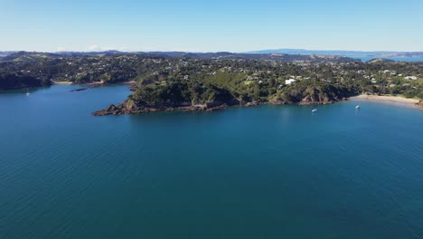 Flying-Towards-Oneroa-Beach-In-Waiheke-Island,-New-Zealand---Drone-Shot