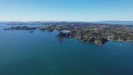 Panoramablick-Auf-Hügel-Und-Meer-Auf-Der-Insel-Waiheke,-Neuseeland-–-Drohnenaufnahme