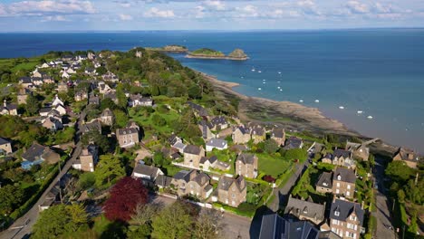 Cancale-city-with-sea-in-background,-Brittany-in-France