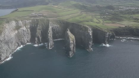 Breathtaking-panoramic-aerial-forward-view-of-Ponta-do-Cintraoi-high-impressive-cliffs-of-Sao-Miguel-Island,-Azores-archipelago,-Portugal