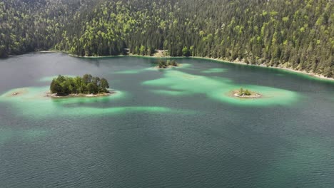 Lago-Eibsee-Rodeado-De-árboles-En-Una-Pequeña-Isla-En-Eibsee-Bayern,-Grainau,-Alemania