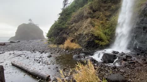 Verstecktes-Stück-Paradies-An-Der-Küste-Oregons-An-Einem-Regnerischen-Tag