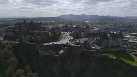 Tourism-walking-over-the-castlehill-in-Edinburgh-on-a-sunny-day