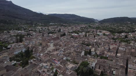 Spanische-Häuser-Rund-Um-Die-Kirche-Sant-Bartomeu-In-Der-Stadt-Soller,-Mallorca,-Spanien