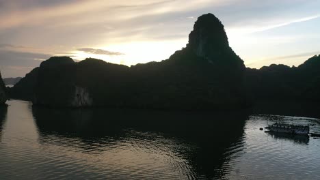 Vista-Aérea-De-La-Bahía-De-Ha-Long-Al-Amanecer,-Patrimonio-De-La-Unesco-Vietnam