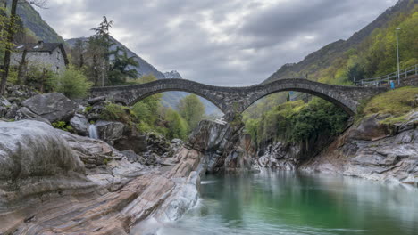 Brücke-Ponte-Dei-Salit-In-Lavertezzo-Verzasca-Schweiz-Mit-Wirbelndem-Grünem-Wasser