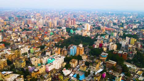 Luftaufnahme-Der-Stadt-Dhaka-In-Bangladesch,-Einer-Megastadt-Der-Dritten-Welt,-Dicht-Besiedelten-Region-In-Südasien