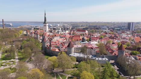 Parque-Espacial-Verde-De-La-Plaza-De-Las-Torres-Rodeado-Por-Murallas-Medievales-De-Tallin