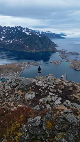 Panoramablick-Auf-Den-Mann-Am-Rande-Des-Reinebringen