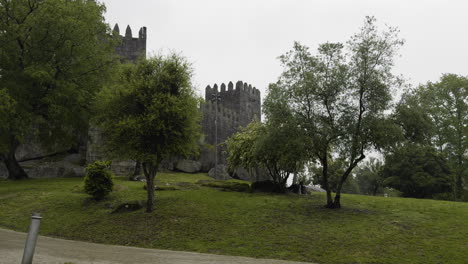 Panorámica-Desde-Las-Murallas-Del-Castillo-Y-El-Suelo-Verde-En-Un-Día-Lluvioso-En-Portugal