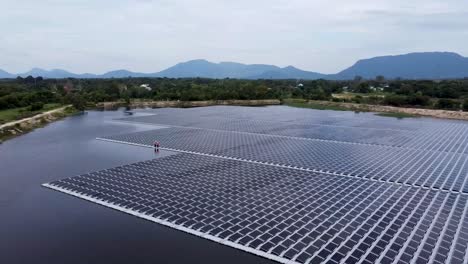 Luftaufnahme-Eines-Riesigen-Solarpanels-Auf-Dem-Wasser-In-Einer-Ländlichen-Gegend,-Schwimmender-Solarpark